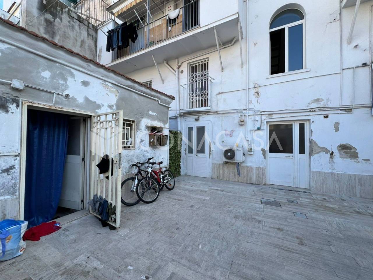 Коммерческая недвижимость с 2 комнатами в Бари, Италия № 21095