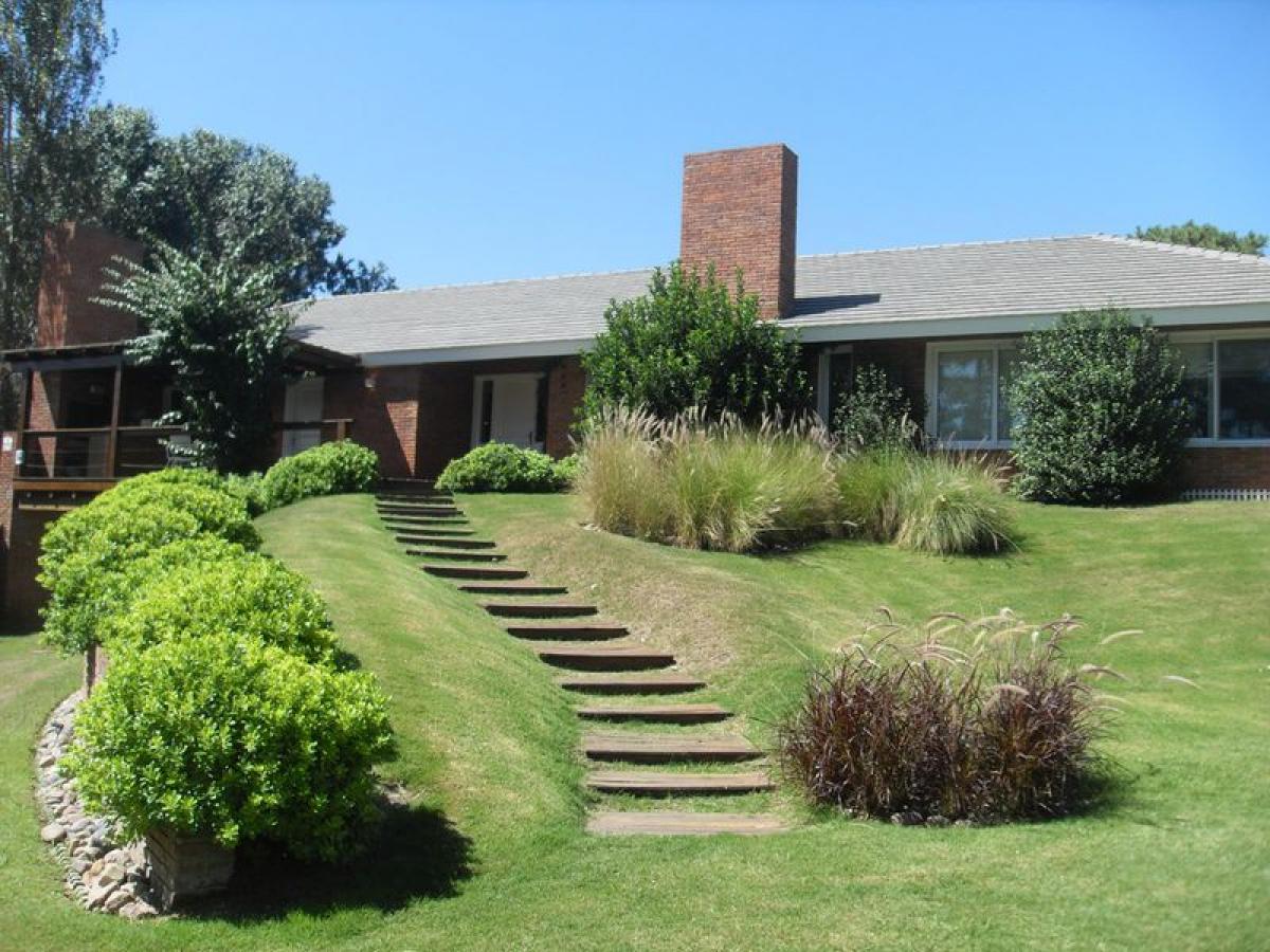 Casa de 4 dormitorios en Maldonado, Uruguay No. 7394