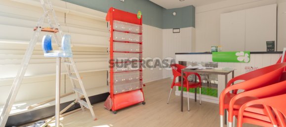 80m² Commercial property in Rio de Mouro, Portugal No. 152602 3