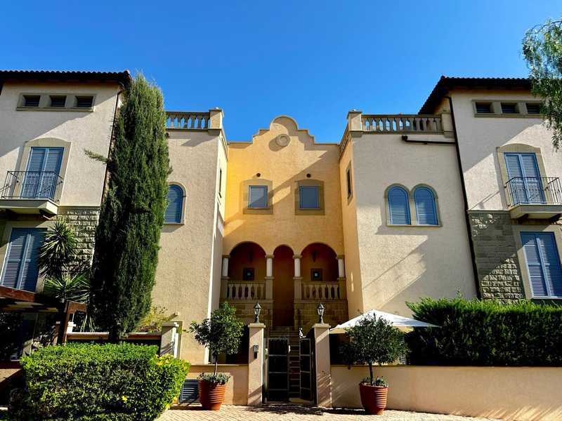 8 bedrooms House in Pyrgos, Cyprus No. 16152