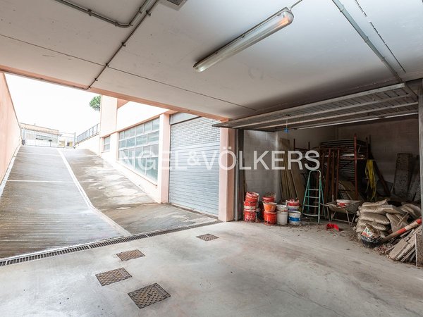  Garage in Rome, Italy No. 130482