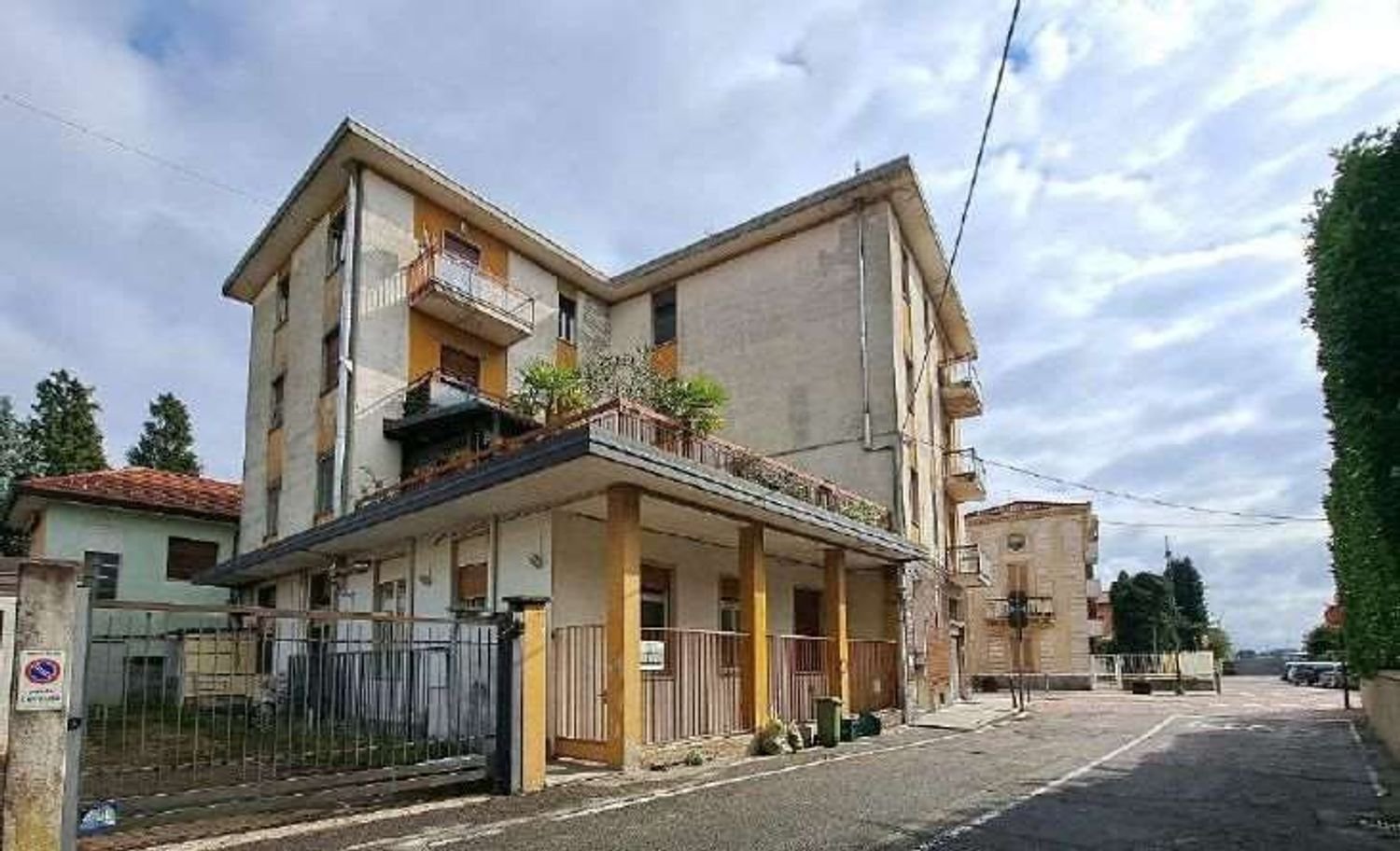5 bedrooms Apartment in Tradate, Italy No. 383584
