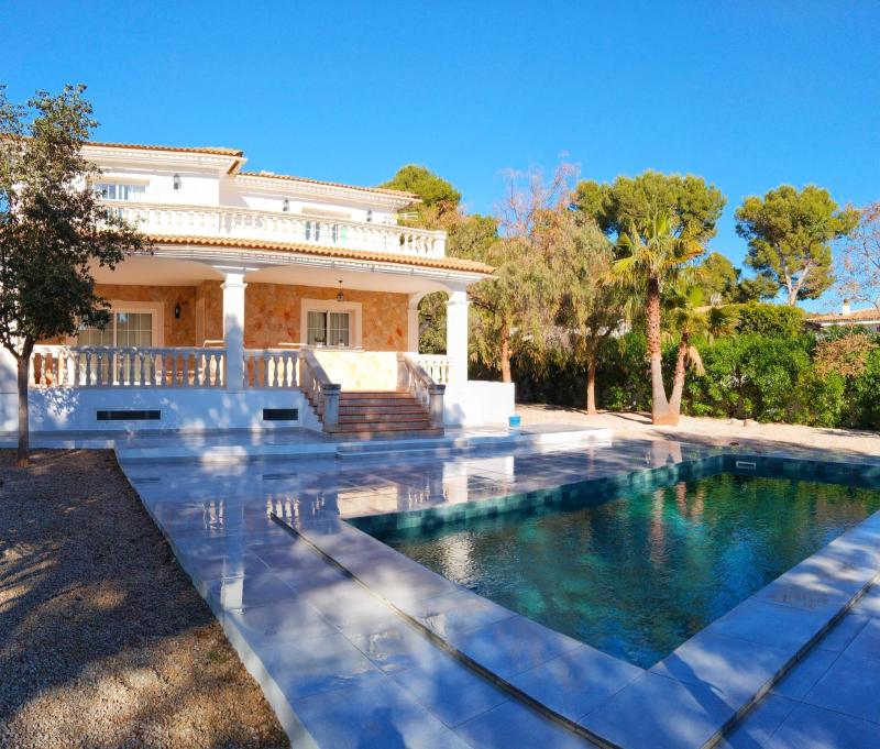 5 bedrooms Villa in Santa Ponsa, Spain No. 14203