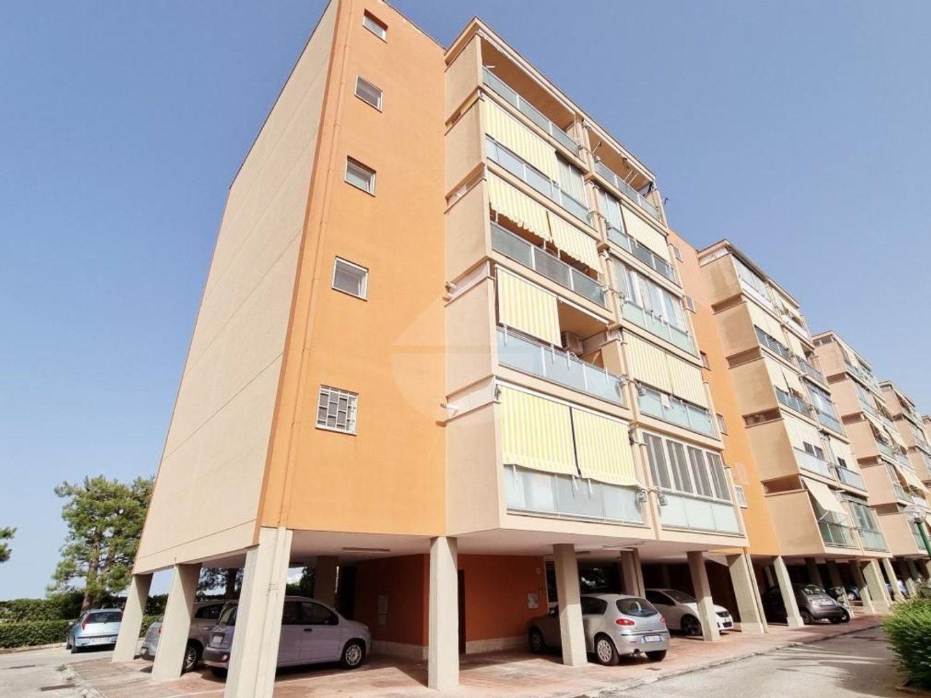 3 rooms Apartment in Bari, Italy No. 43351