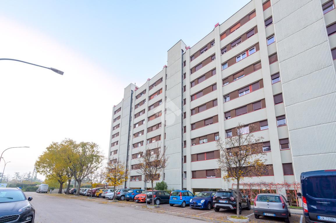 5 rooms Apartment in Bologna, Italy No. 179085