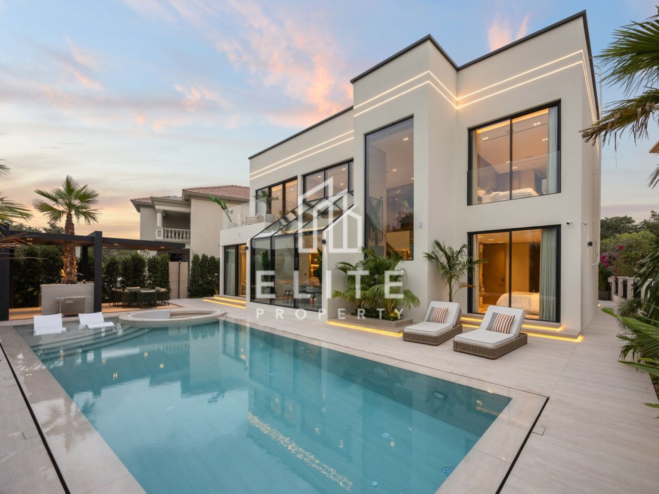 5 bedrooms Villa for sale in Dubai, UAE № 113171
