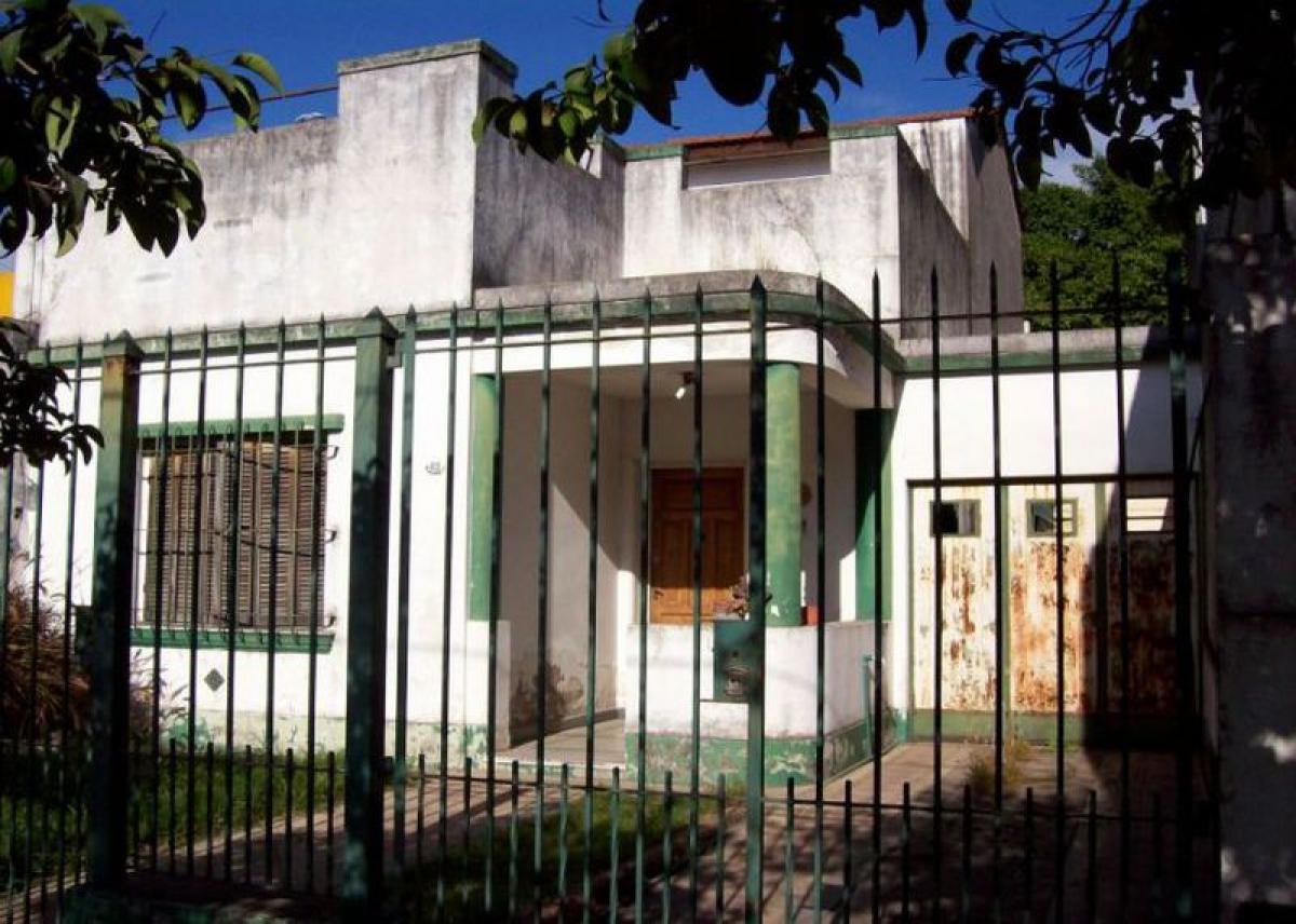 Casa de 3 dormitorios en Lanús, Argentina No. 4238