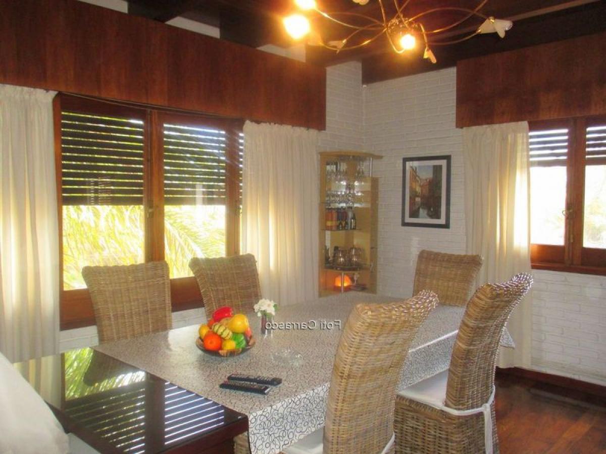 Casa de 4 dormitorios en Montevideo, Uruguay No. 12387