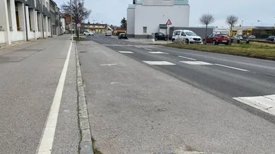 Parkplatz in Bruck an der Leitha, Austria, Nr. 169414