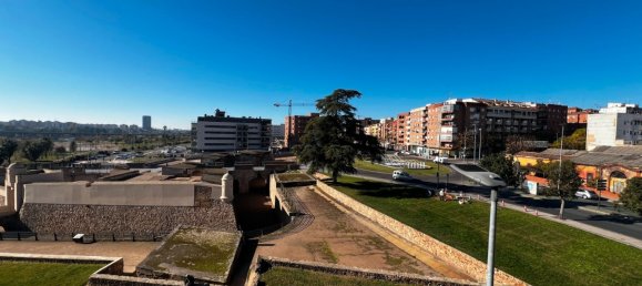 Дуплекс с 3 спальнями в Бадахос, Испания № 186778 8