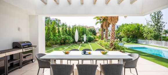 4 bedrooms Villa in Malaga, Spain No. 23988 9