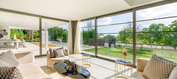 4 bedrooms Villa in Malaga, Spain No. 23988 2