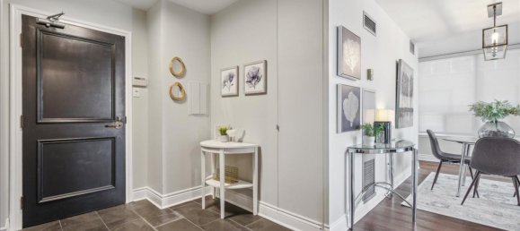 3 bedrooms House in Toronto, Canada No. 1048 2