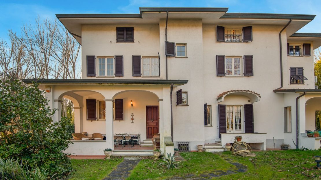 4 bedrooms Villa in Massa, Italy No. 377437