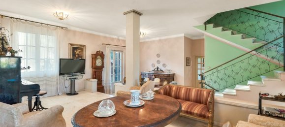 4 bedrooms Villa in Massa, Italy No. 377437 9