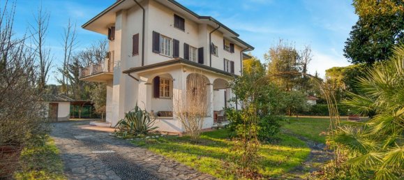 4 bedrooms Villa in Massa, Italy No. 377437 3