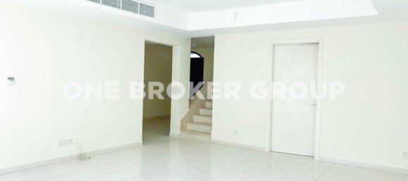 3 bedrooms Villa in Dubai, UAE No. 935 2