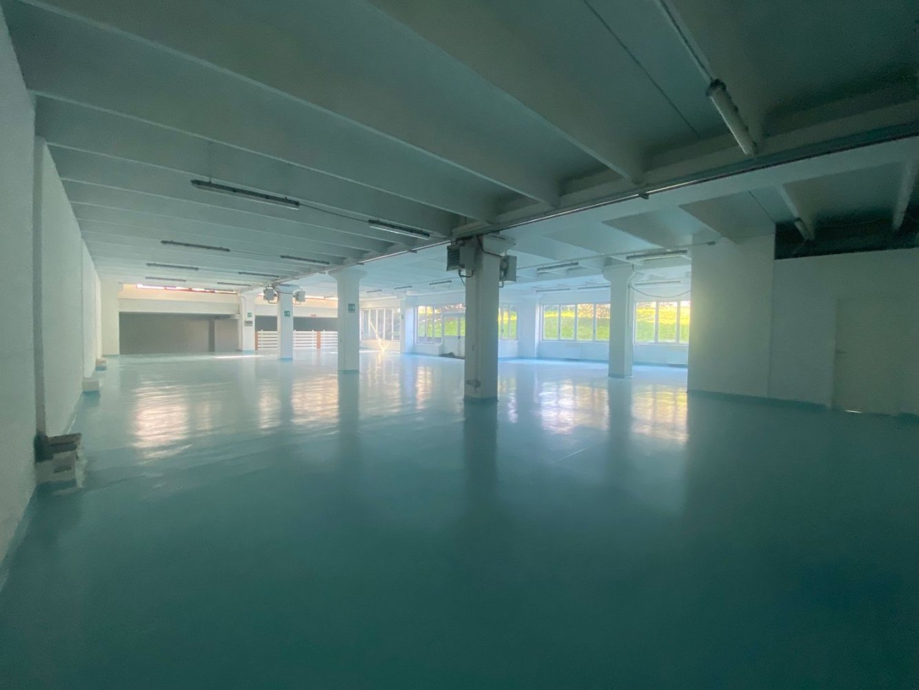 550m² Warehouse in Carate Brianza, Italy No. 251694