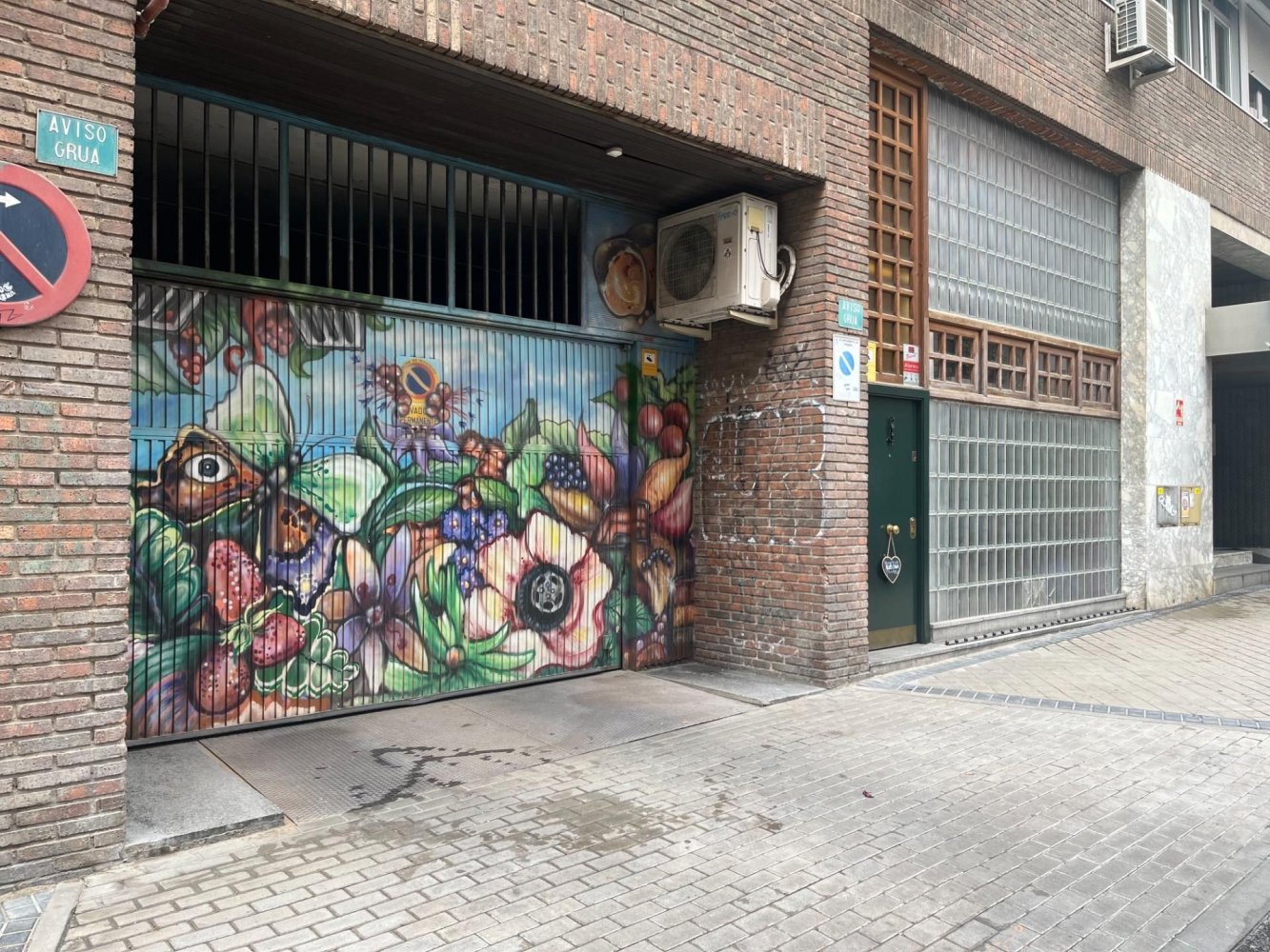 11m² Garage in Madrid, Spain No. 111858