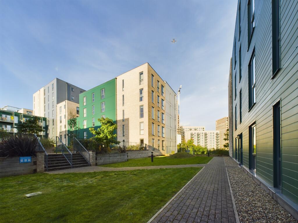 2 bedrooms Apartment in London, United Kingdom No. 6339