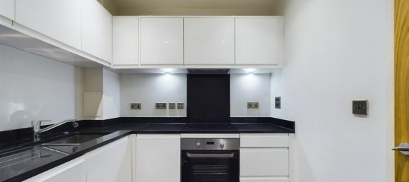 2 bedrooms Apartment in London, United Kingdom No. 6339 3
