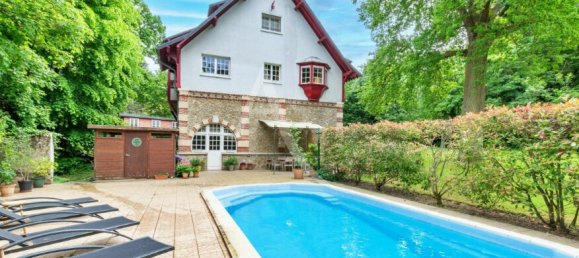 8 bedrooms House in Montevrain, France No. 176475 2