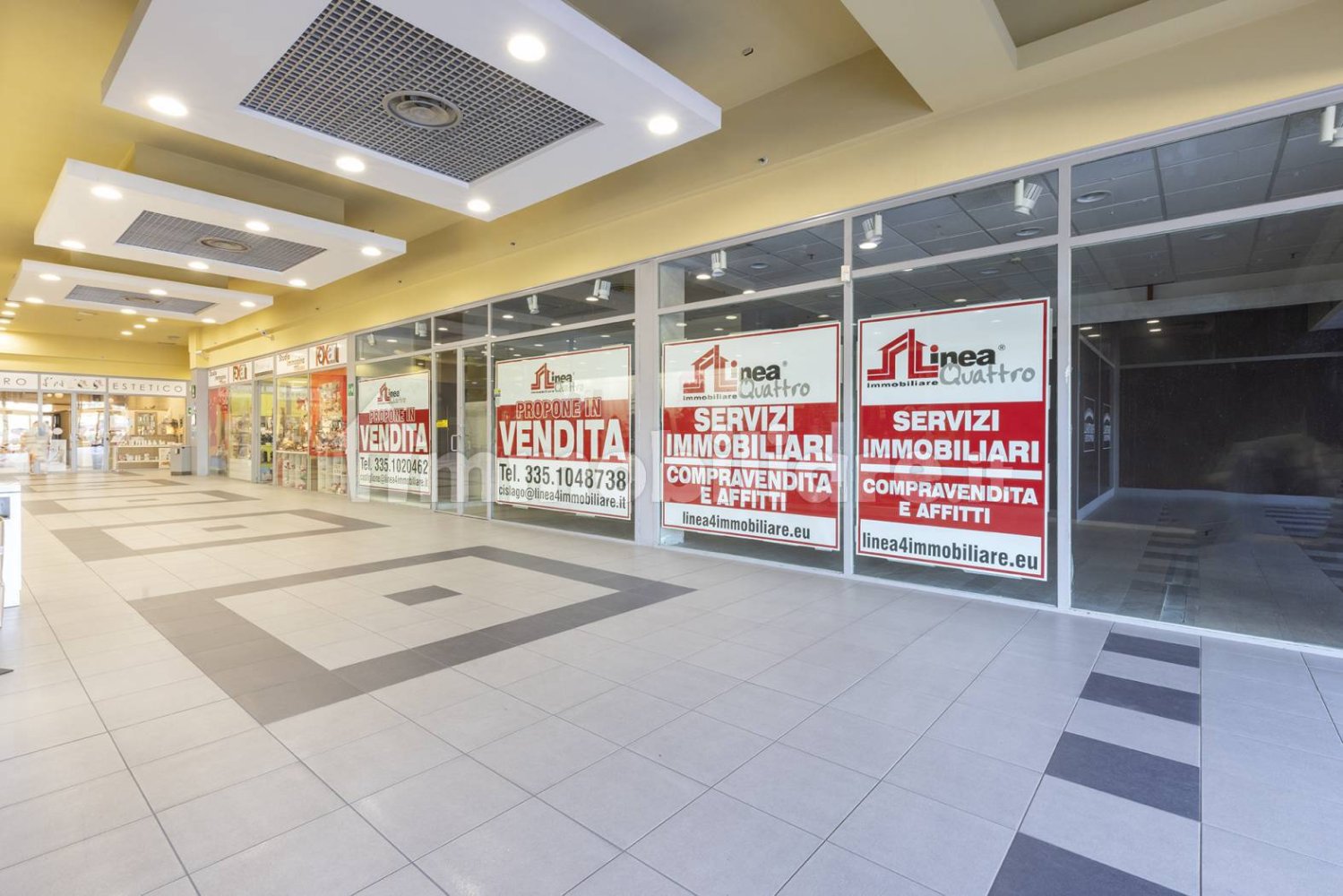 4 rooms Commercial property in Tradate, Italy No. 235089