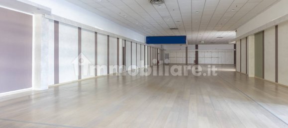 4 rooms Commercial property in Tradate, Italy No. 235089 2