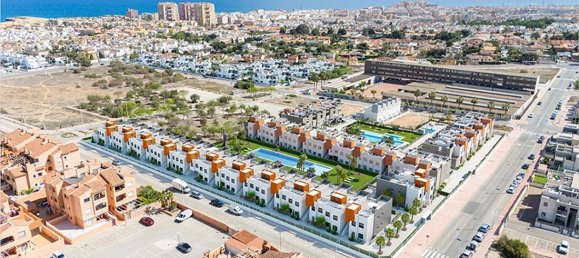 3 dormitorios bungalow en venta en Torrevieja, Alicante, Comunidad Valenciana, Spain № 364861 2