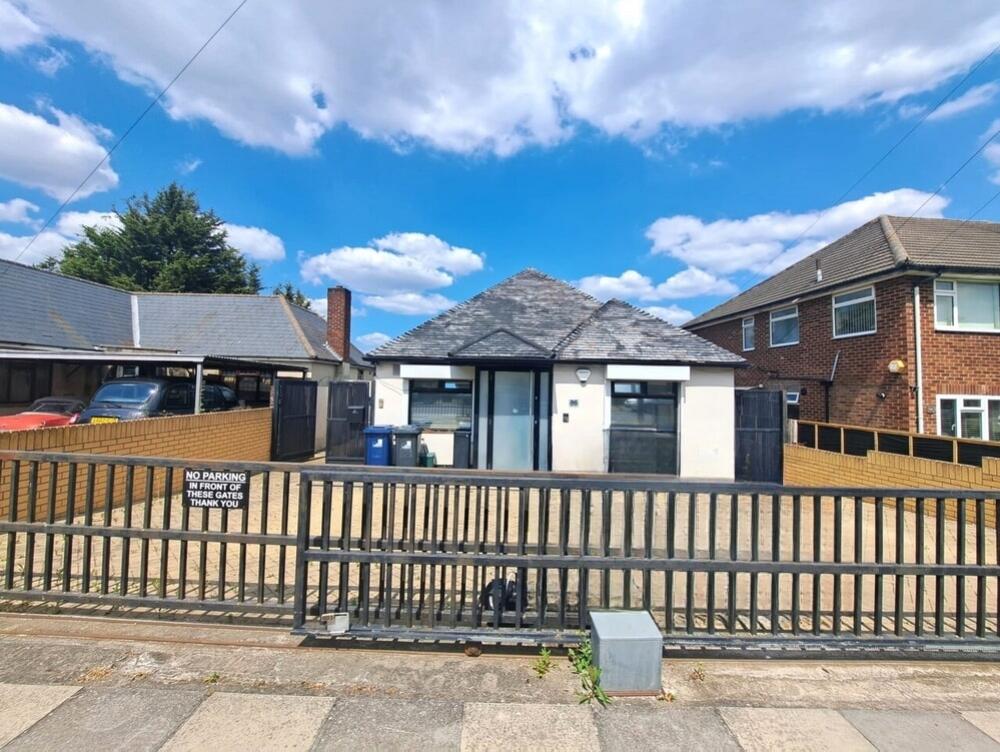 4 bedrooms Bungalow in Greenford, United Kingdom No. 13447