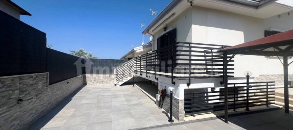 3 bedrooms Villa in Guidonia Montecelio, Italy No. 375263 2