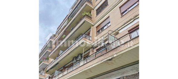 2 bedrooms Apartment in Rome, Italy No. 30369 2