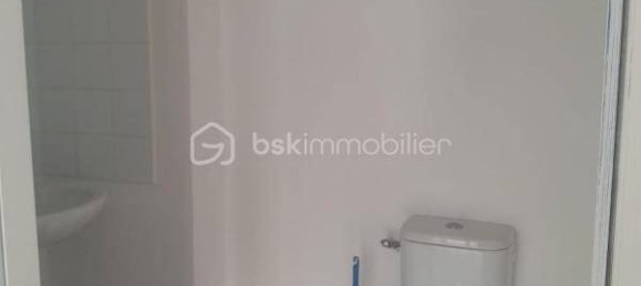 24m² Commercial property in Bourgoin-Jallieu, France No. 317606 4