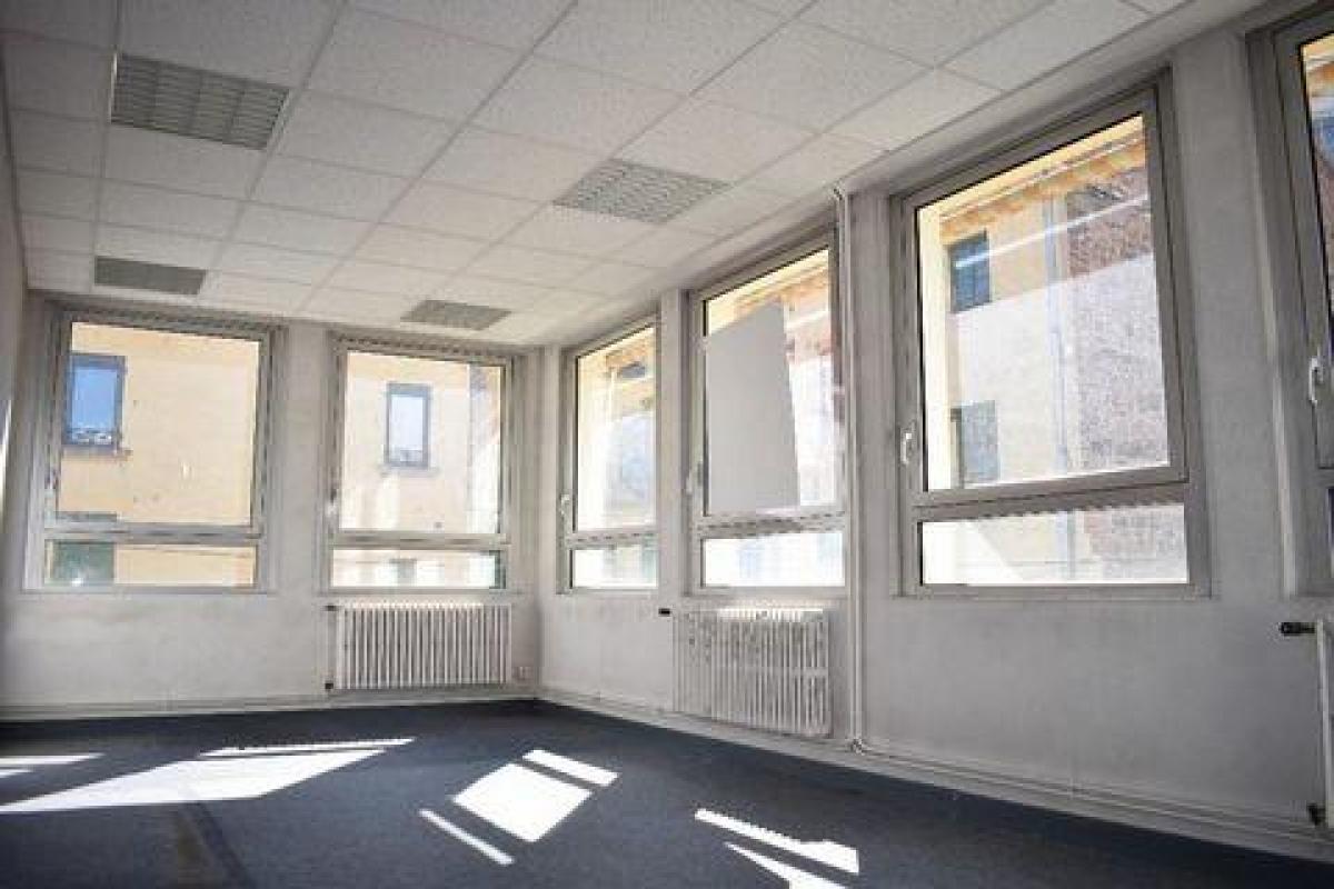 365m² Office in Roanne, France No. 21060
