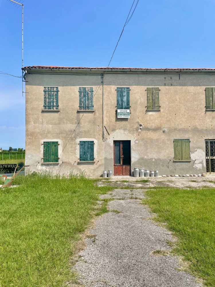 5 rooms House in Eraclea, Italy No. 258665