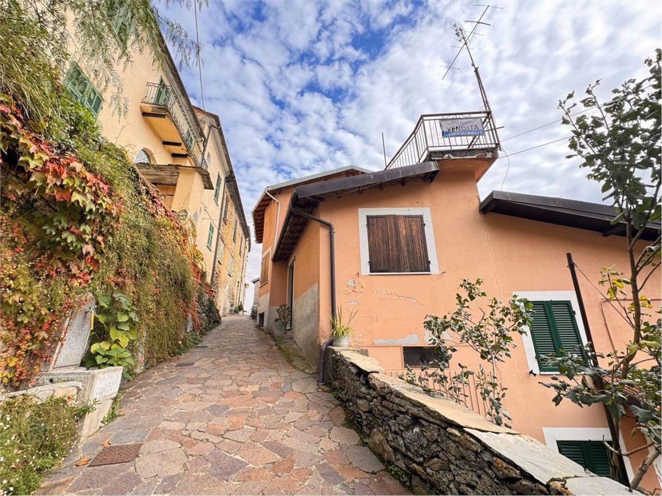 5 rooms House in Rezzo, Italy No. 136549