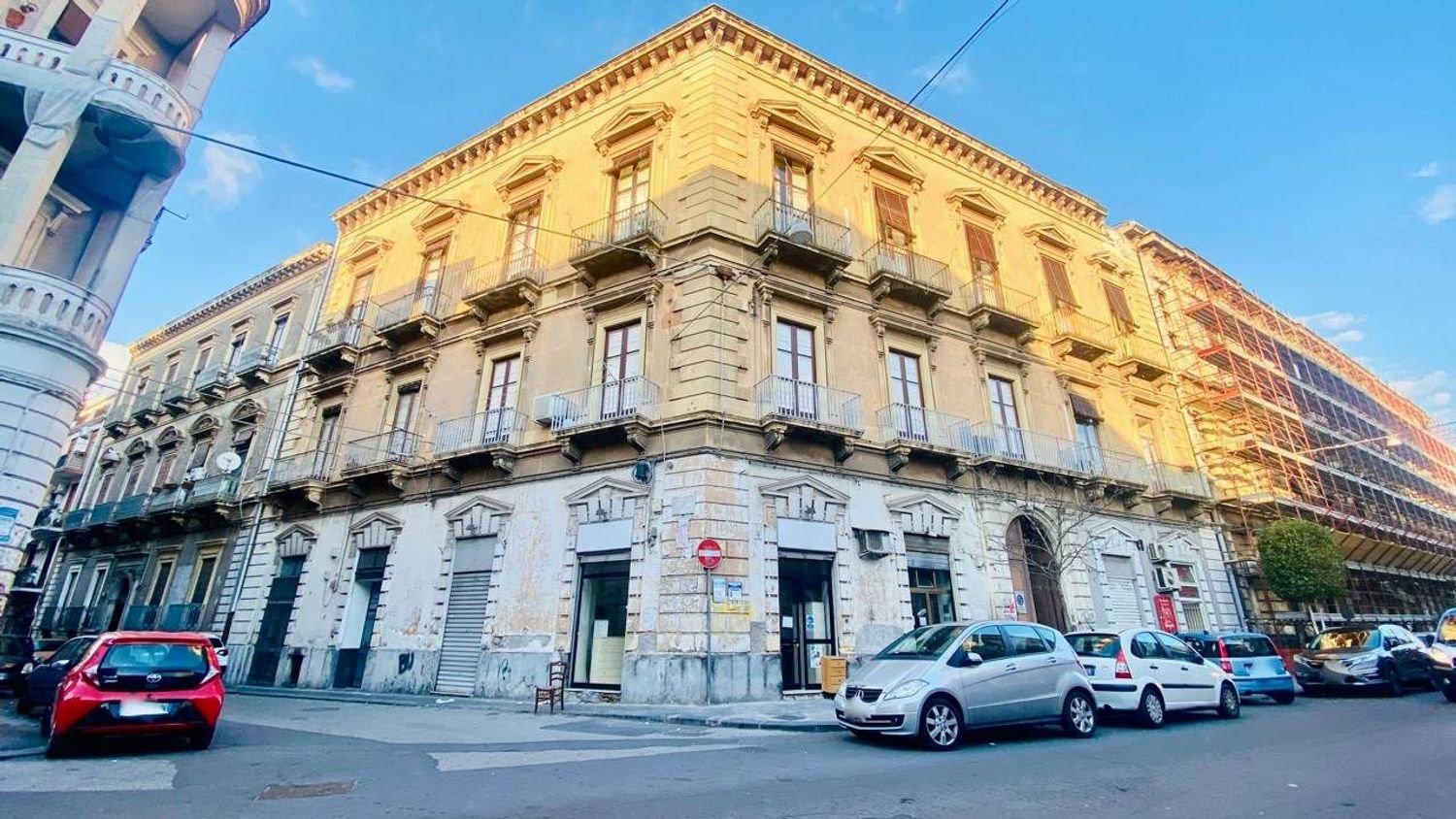 Квартира с 4 комнатами в Катания, Италия № 290451