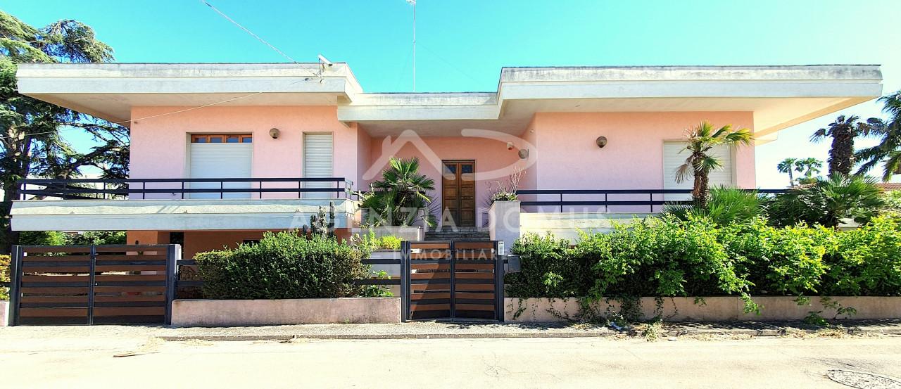 5 rooms Villa in Racale, Italy No. 102777