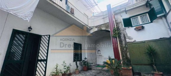 Edifício em Giugliano in Campania, Italy 450 m² N.º 134026 2