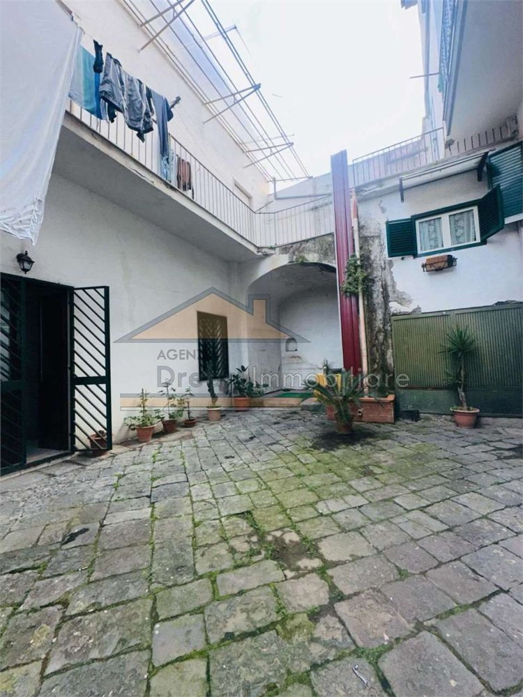 Edifício em Giugliano in Campania, Italy 450 m² N.º 134026