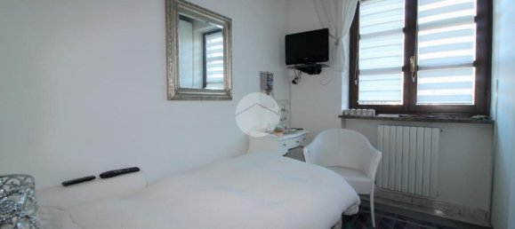 Дом с 5 комнатами в Монтичелло д’Альба, Италия № 222461 19