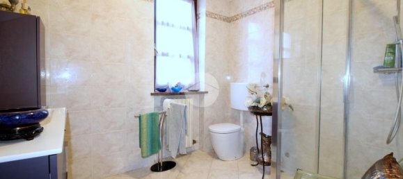 Дом с 5 комнатами в Монтичелло д’Альба, Италия № 222461 12