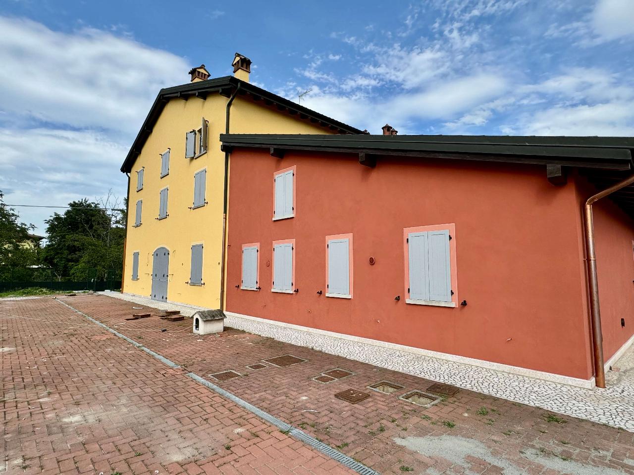 7 rooms Apartment in Modena, Italy No. 177830