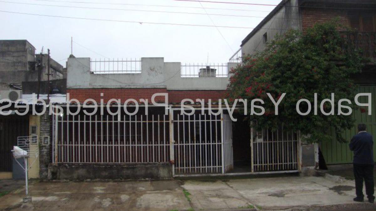 Casa de 2 dormitorios en Tres de Febrero, Argentina No. 16417