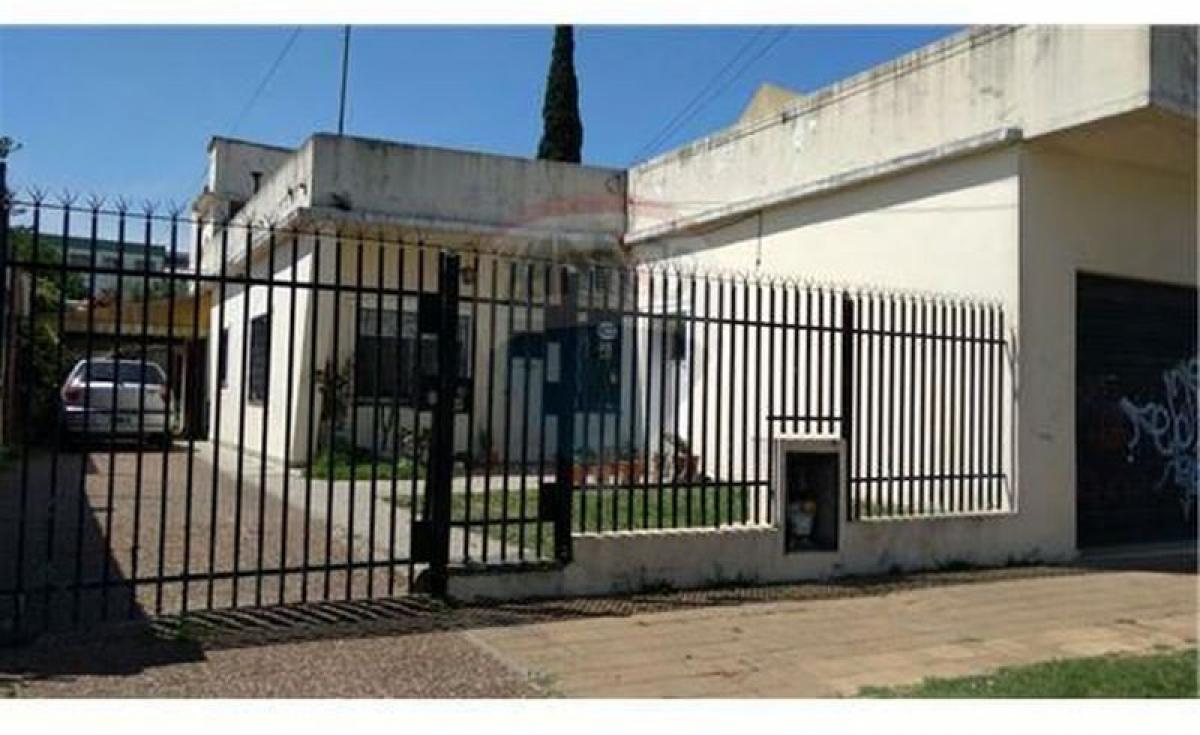 5 bedrooms House in Tres de Febrero, Argentina No. 14611