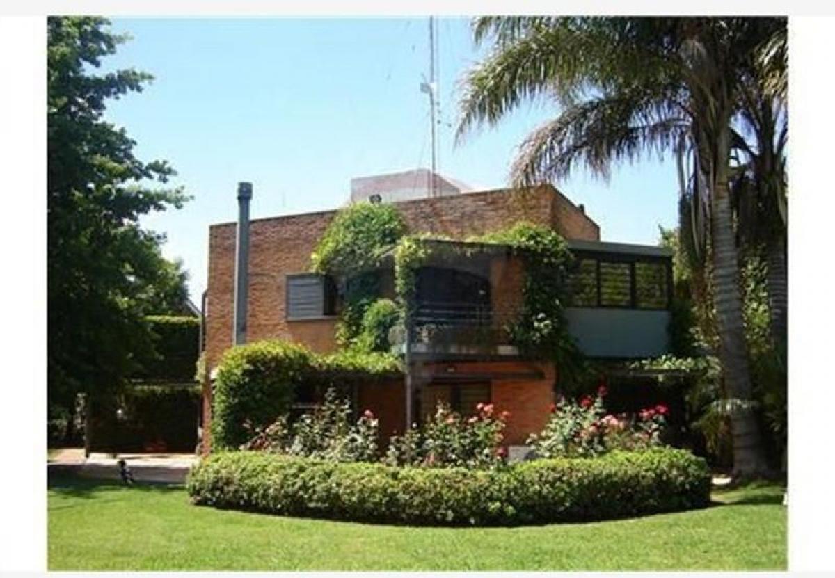 Дом с 7 спальнями в Ланус, Аргентина № 74933