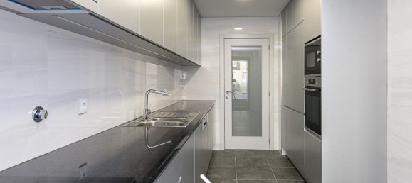 3 bedrooms Apartment in Porto, Portugal No. 105750 2