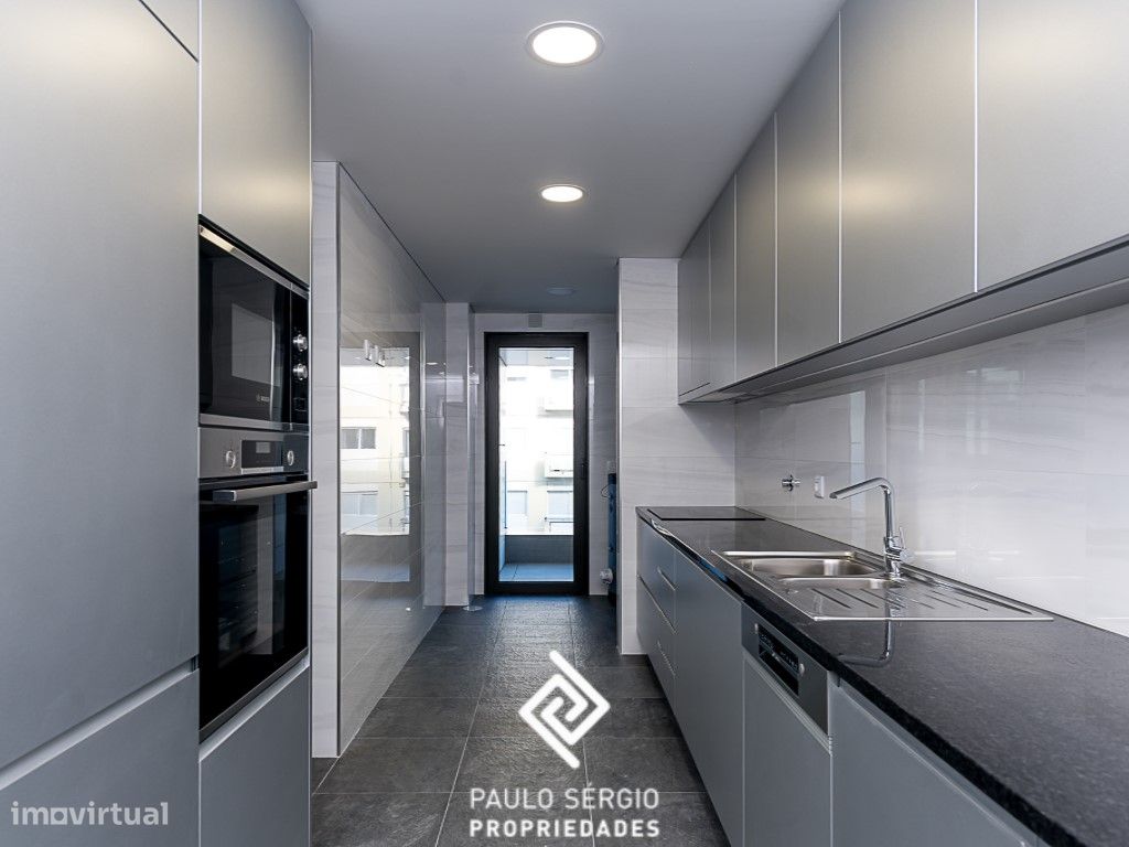 3 bedrooms Apartment in Porto, Portugal No. 105750