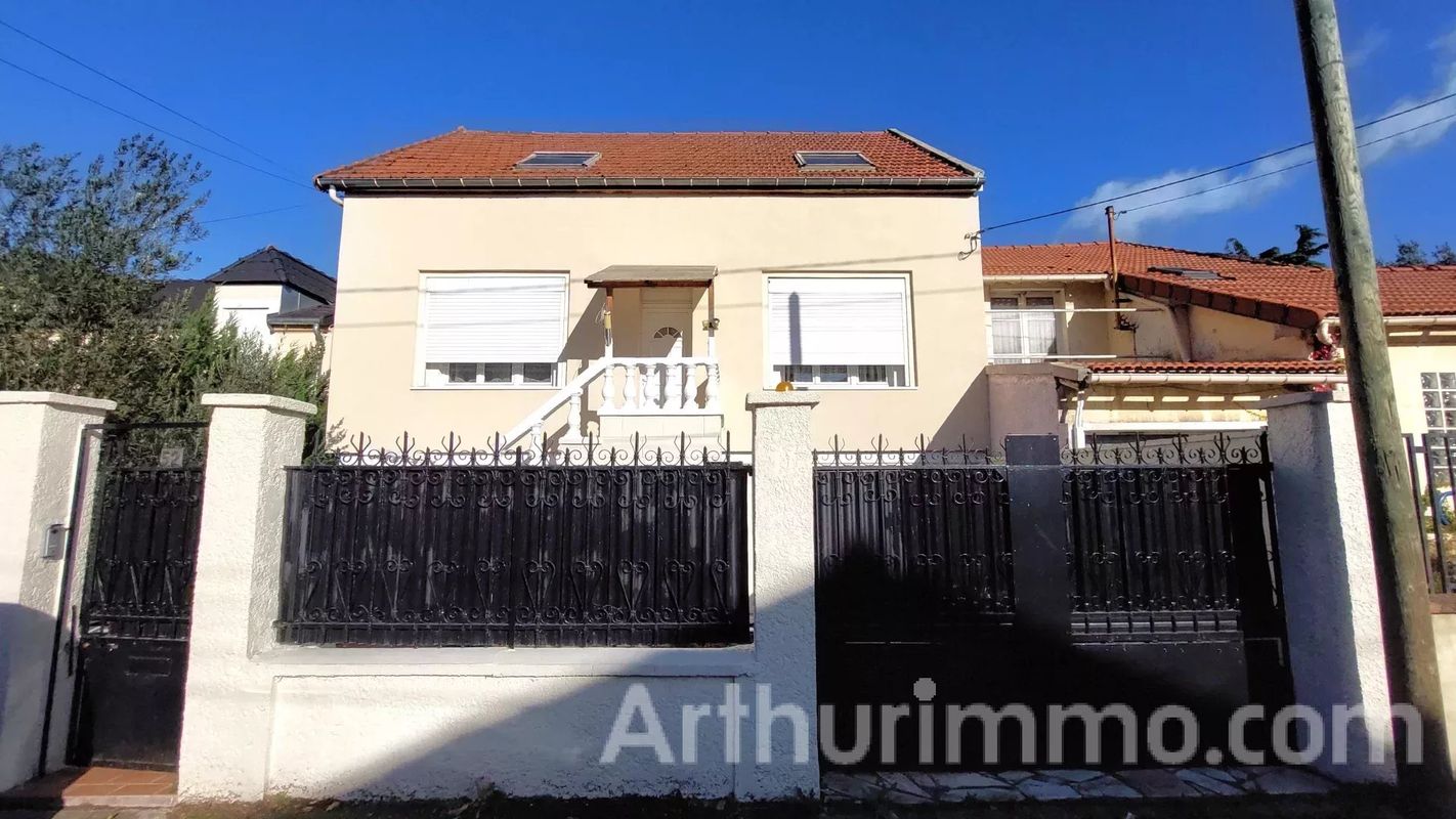 Casa de 5 dormitorios en Sevran, France No. 183522