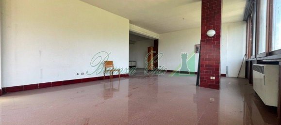 6 bedrooms Apartment in Usmate Velate, Italy No. 327103 9